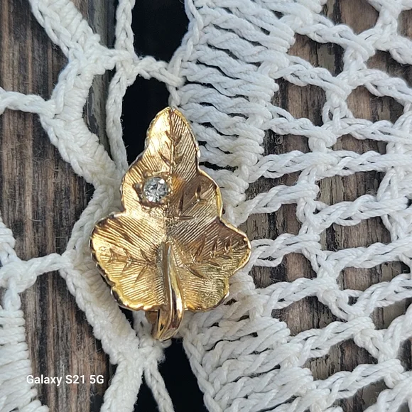 Vintage Avon Gold Toned Leaf Clip Earrings with Crystal Accents - Picture 5 of 5
